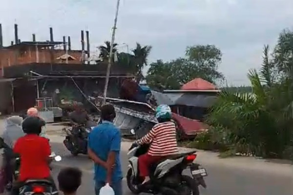 6 Bangunan di Tepi Sungai Indragiri Roboh Akibat Longsor